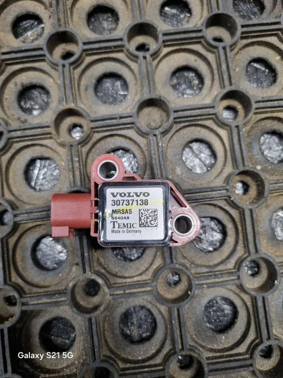 Airbag deployment crash/impact sensor – Volvo V50 (2008-2012)