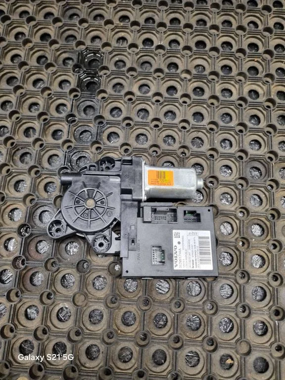 Front door window regulator motor – Volvo V50 (2008-2012)