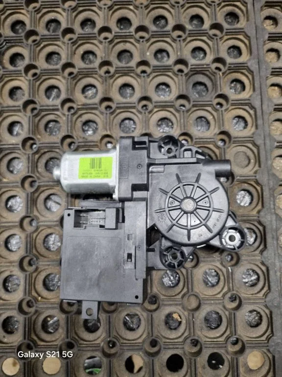 Rear door window regulator motor – Volvo V50 (2004-2007)