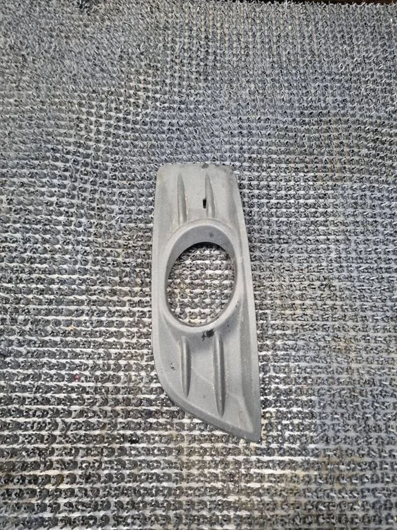 Kratka / ramka halogenu – Volvo V50 (2008-2012)