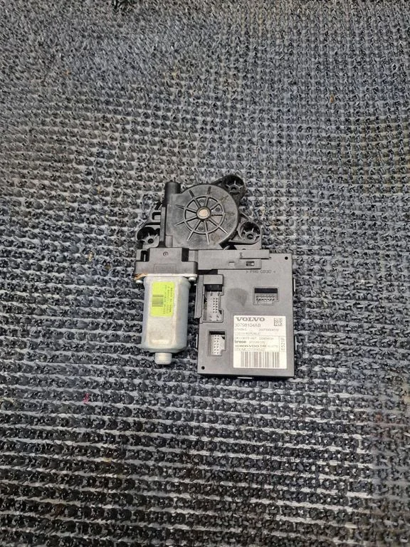 Front door window regulator motor – Volvo V50 (2008-2012)