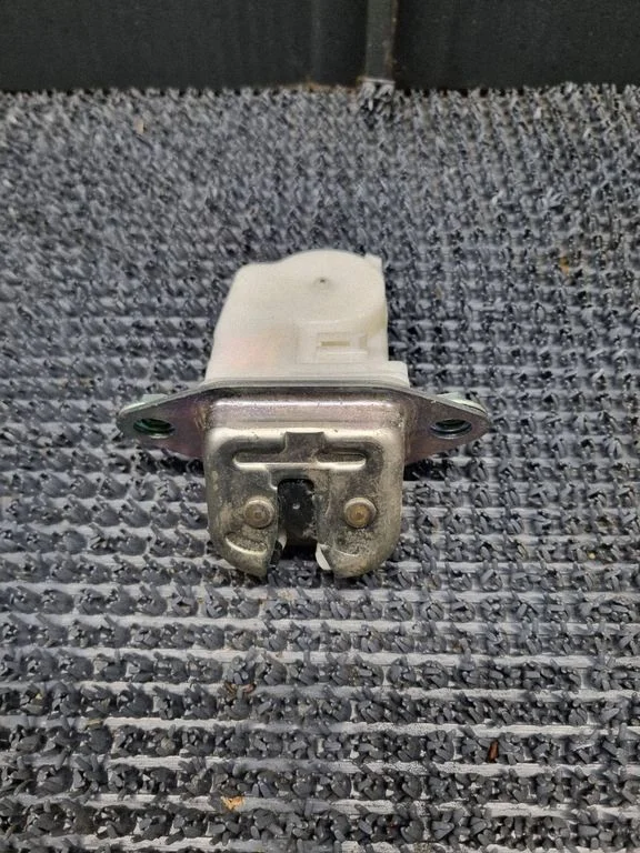 Loading door lock – Subaru XV I (2011-2018)