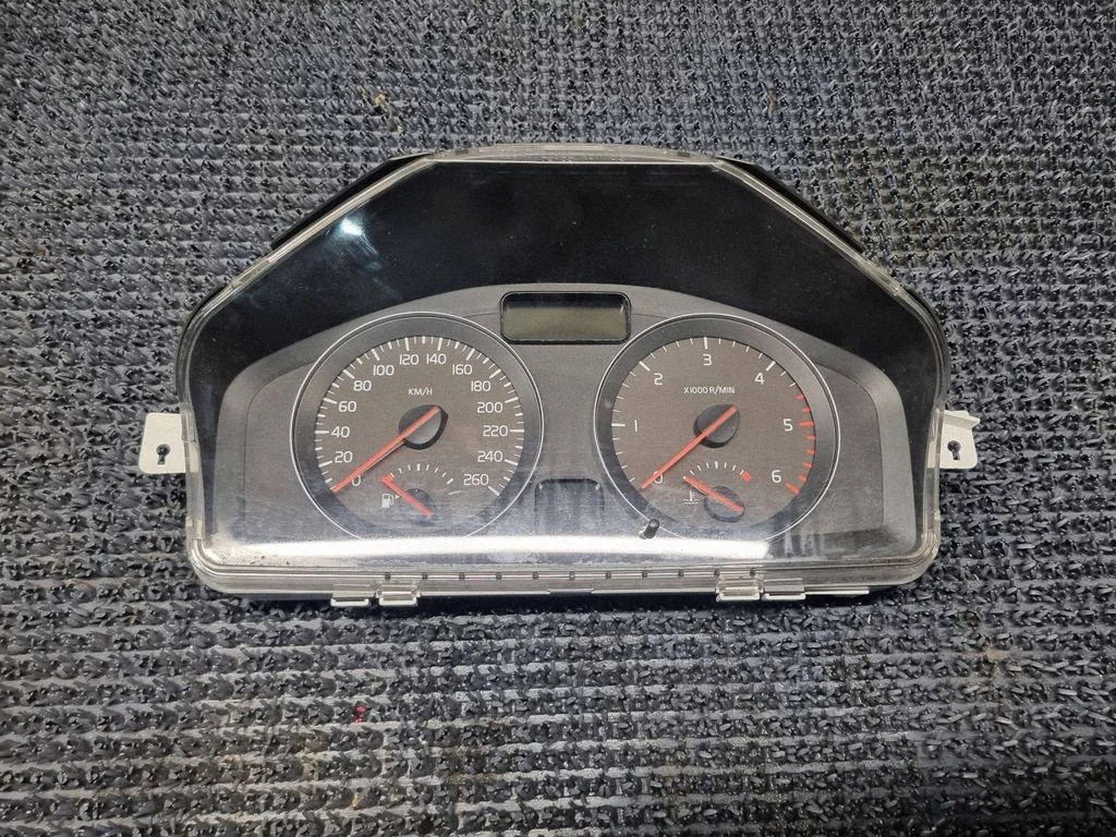 Speedometer (instrument cluster) – Volvo V50 (2008-2012)