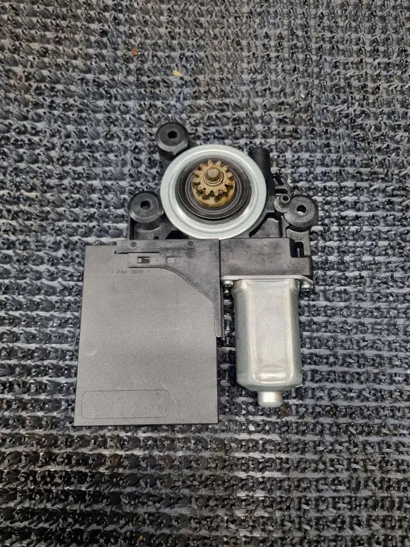 Front door window regulator motor – Volvo V50 (2008-2012)