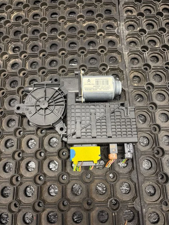 Front door window regulator motor 9682495580