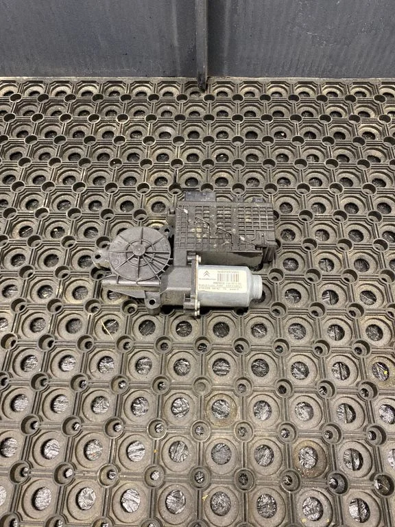 Front door window regulator motor 9682495680