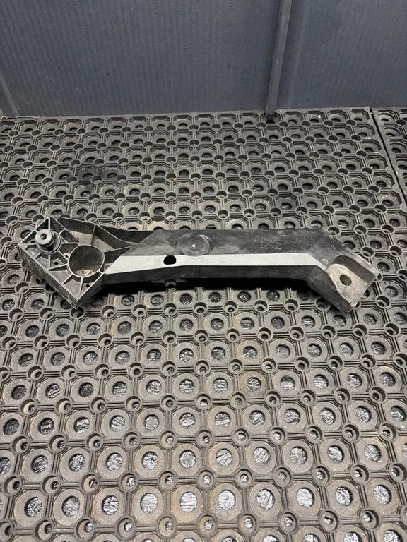 Headlight/headlamp mounting bracket 93868911