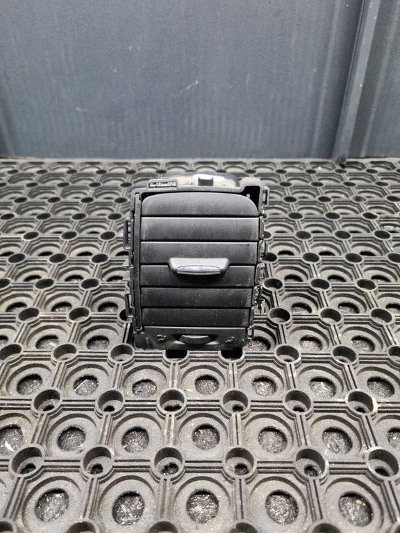 Dash center air vent grill 226979