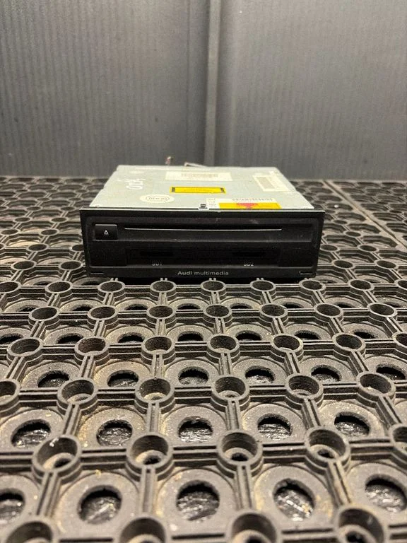 Radio/CD/DVD/GPS head unit 4E0035652