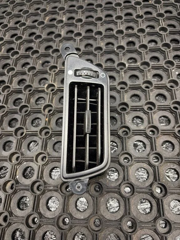 Dash center air vent grill 6M21U246W03