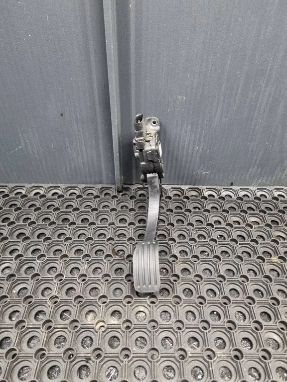 Accelerator throttle pedal 6G929F836NC