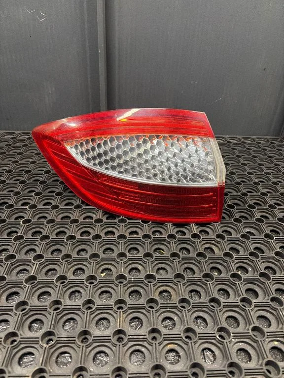 Lampa tylna w błotniku 7S7113405B