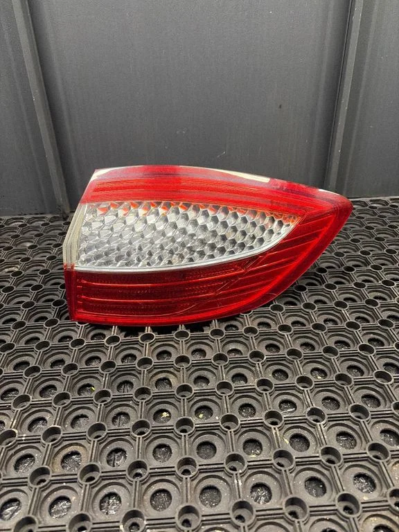 Lampa tylna w błotniku 7S7113404B
