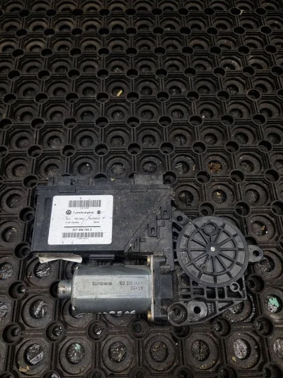 Front door window regulator motor – Volkswagen Touareg I (2002-2010)