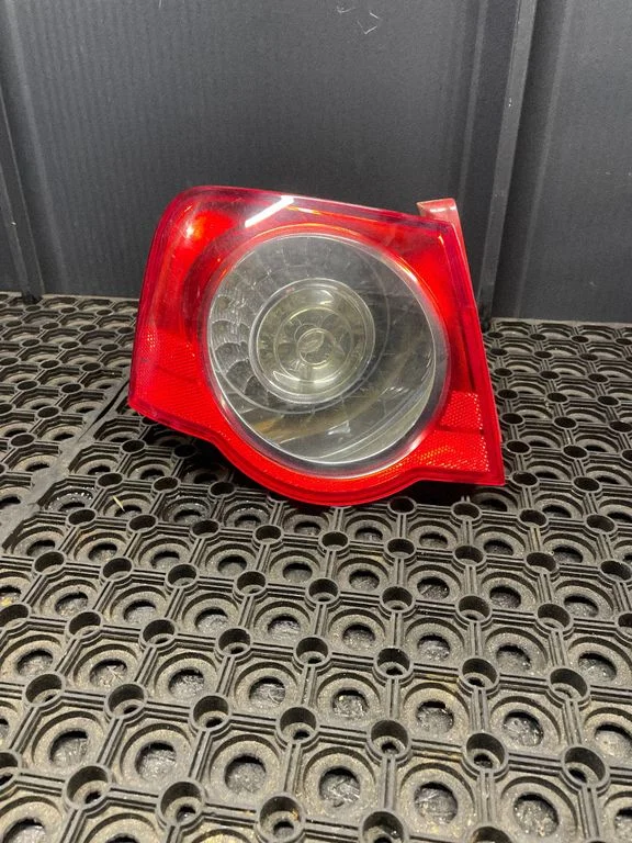 Lampa tylna w błotniku 3C5945095C