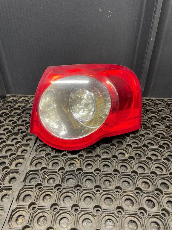 Lampa tylna w błotniku 3C9945096B