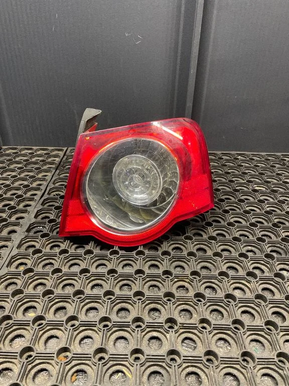 Lampa tylna w błotniku 3C5945096C