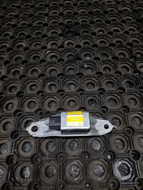 Airbag deployment crash/impact sensor – Toyota Prius (XW20) (2003-2009)
