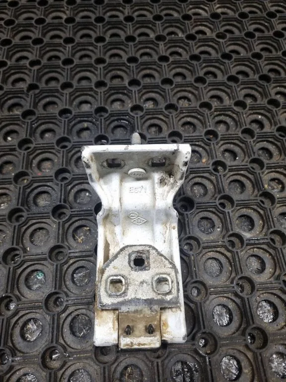 Loading door upper hinge – Renault Master III (2010-2024)