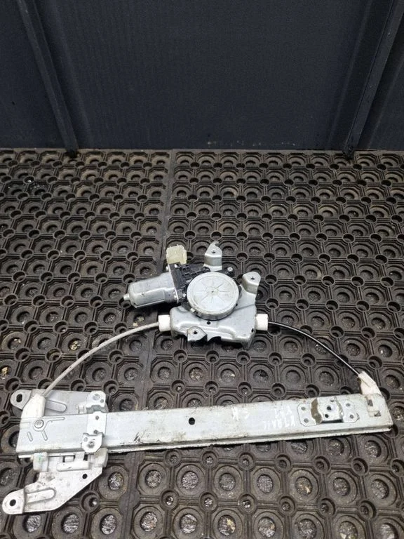 Rear door window regulator with motor 82731JG00A