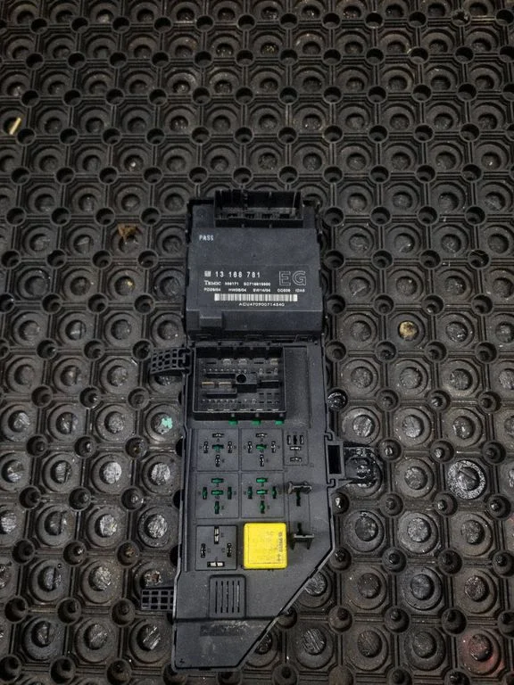 Fuse module 13168781 – Opel Signum (2003-2008)