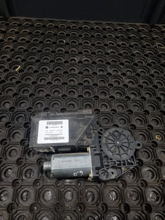 Rear door window regulator motor – Volkswagen Touareg I (2002-2010)