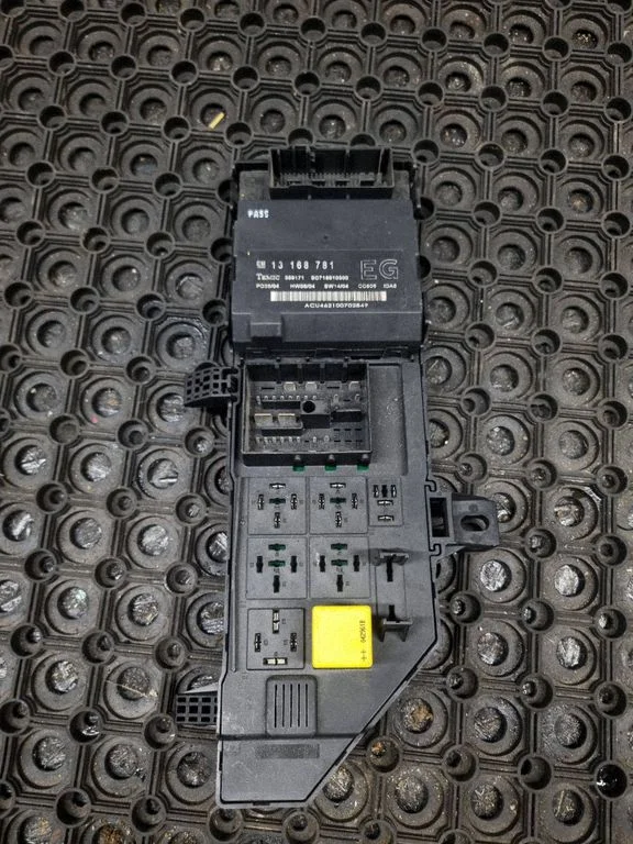 Fuse module 13181984 – Opel Signum (2003-2008)