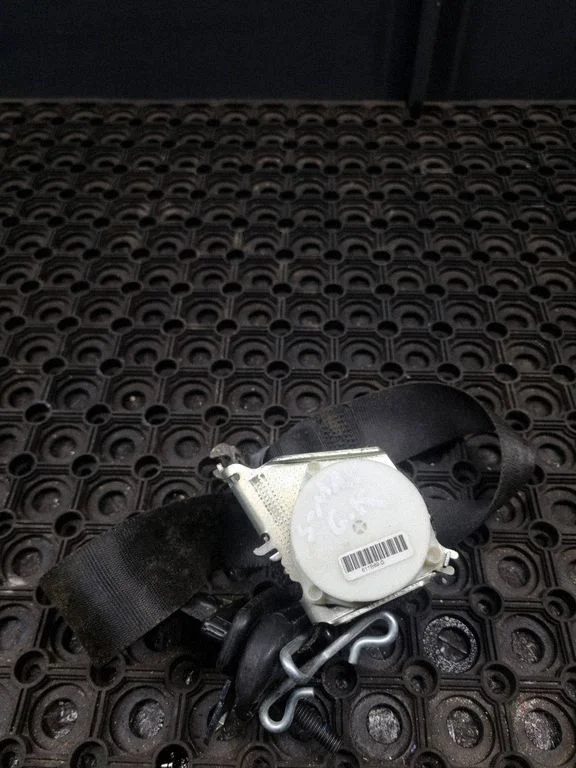 Rear seatbelt 611B69G