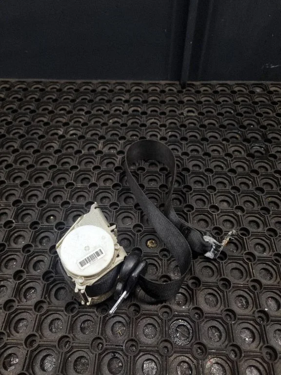 Rear seatbelt 611B68M