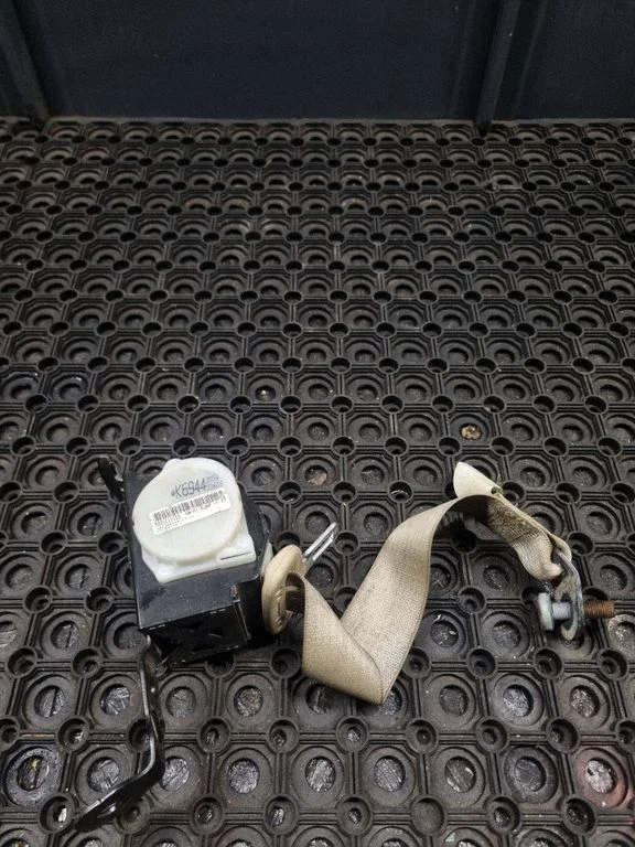 Rear seatbelt K6944