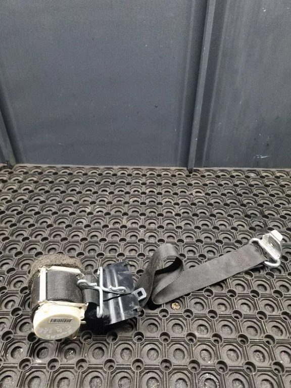 Rear seatbelt 613B85C