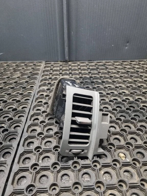 Dash center air vent grill 68751JG00B