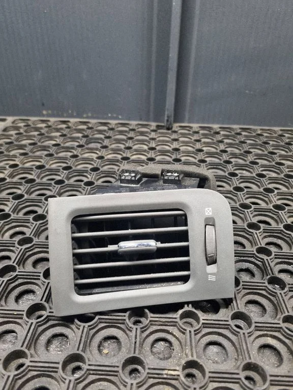 Dashboard side air vent grill/cover trim 68760JG00B