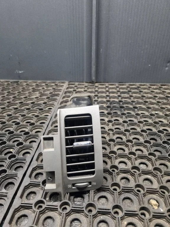 Dash center air vent grill 68750JG00B