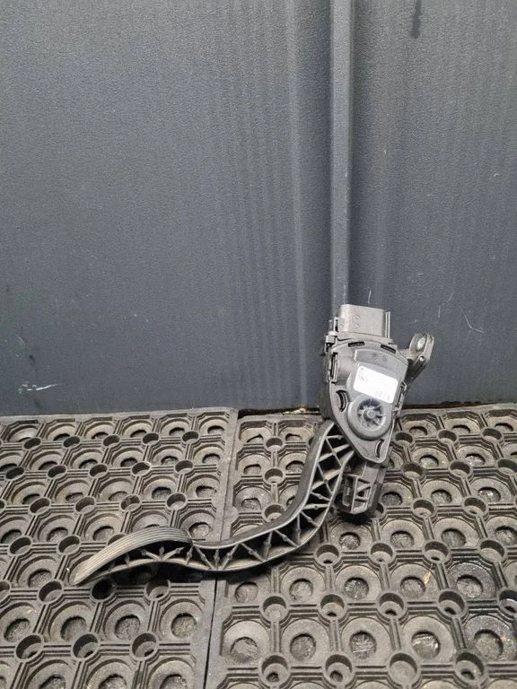 Accelerator throttle pedal 6G929F836JC