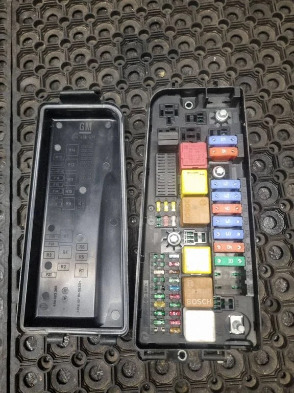 Fuse module 460023260 – Opel Signum (2003-2008)