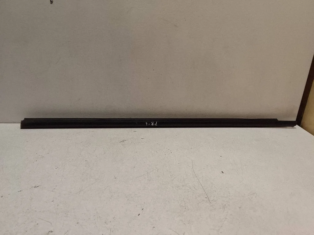Front door glass trim molding – Toyota Avensis T220 (2000-2003)