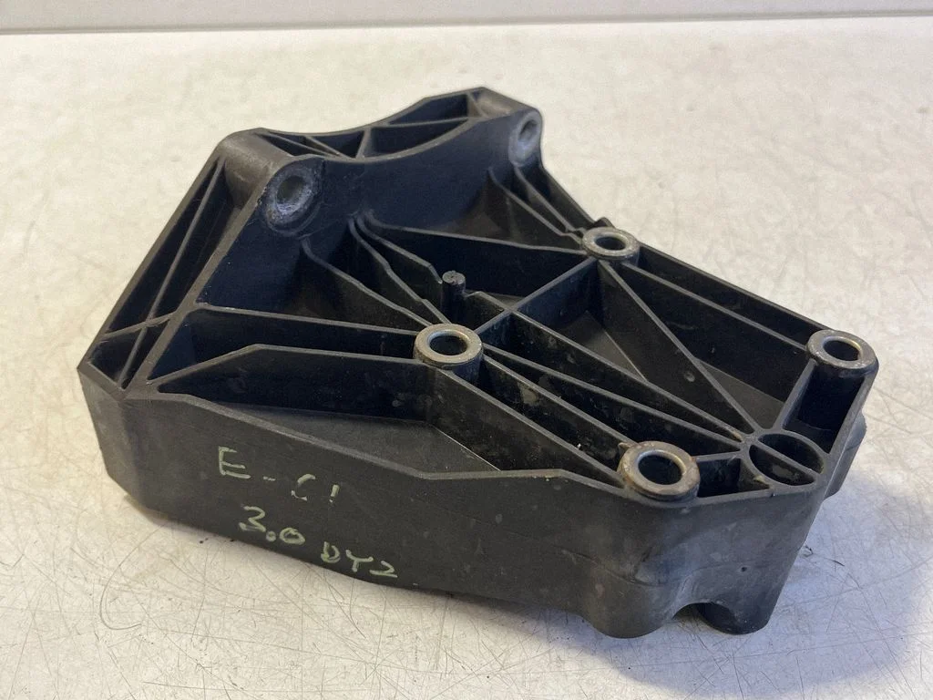 A/C compressor mount bracket – BMW 5 Series E60 E61 (2004-2010)