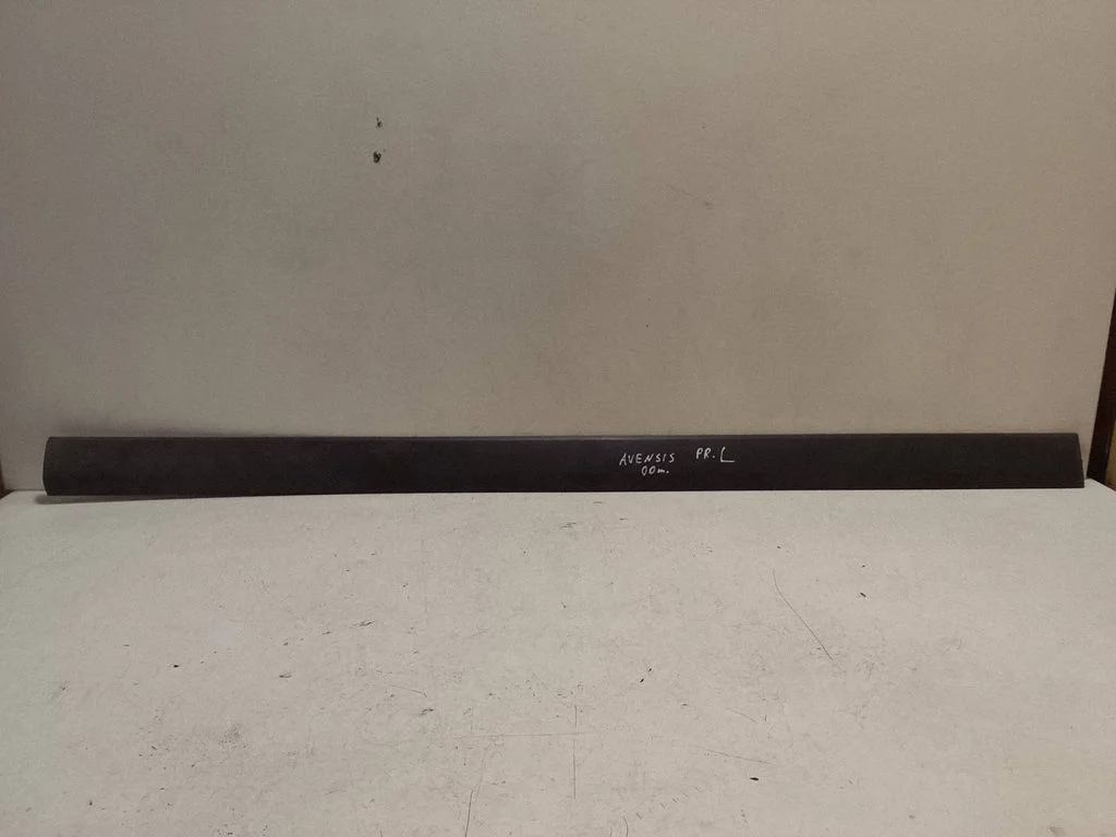 Esiukse liist (mold) – Toyota Avensis T220 (2000-2003)