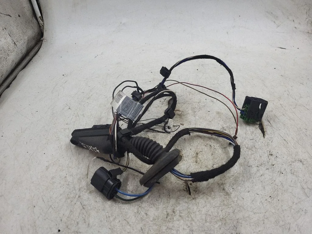 Tagaukse juhtmestik 8364239