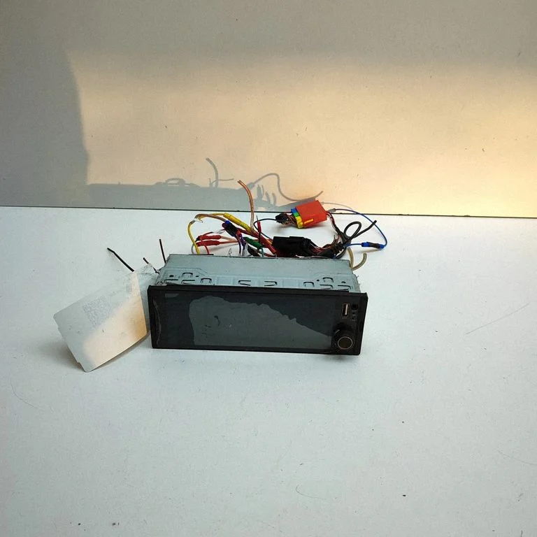 Radio/CD/DVD/GPS head unit X3UYH0497