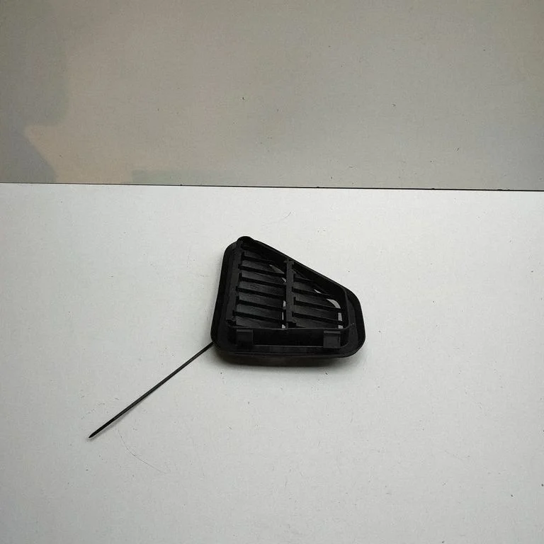 Quarter panel pressure vent 6N0819465B