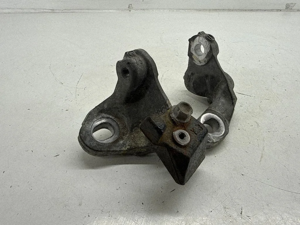 Mootori kinnituskronstein KD473908YF