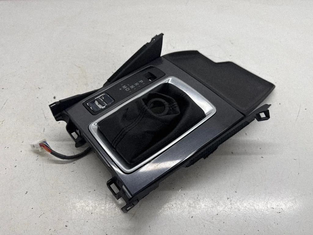 Gear shifter surround trim plastic GMH464341