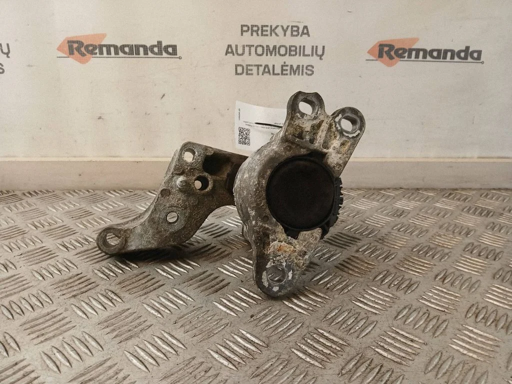 Engine mount bracket 112101360R