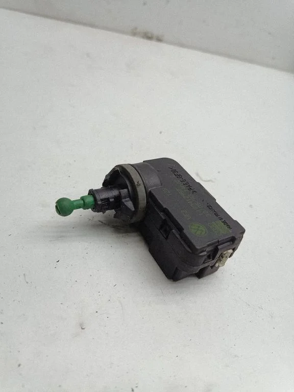 Headlight level adjustment motor – Audi A4 S4 B5 8D (1999-2000)