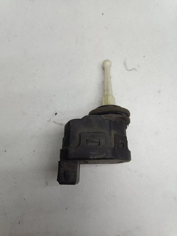 Headlight level adjustment motor – Volkswagen Passat B5 (1997-2000)