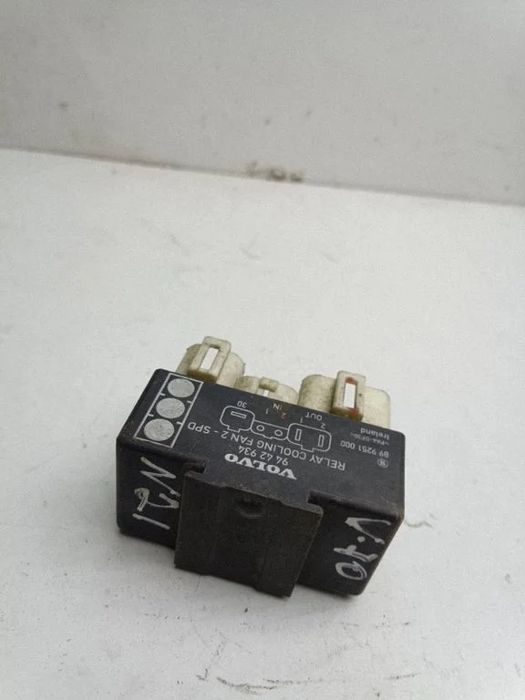 Coolant fan relay – Volvo V70 (2000-2004)