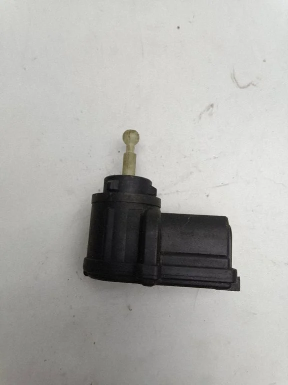 Esitulede kõrguse reguleerimise mootor 1J0941295B – Seat Toledo I (1L) (1991-1999)