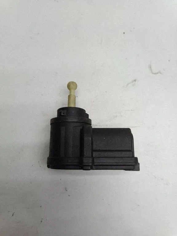 Esitulede kõrguse reguleerimise mootor 1J0941295B – Seat Toledo I (1L) (1991-1999)